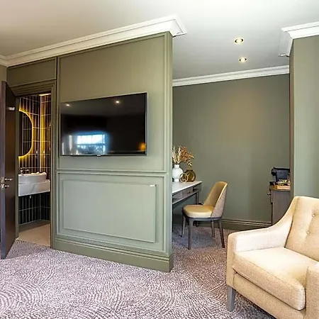 Cedar Court 4*