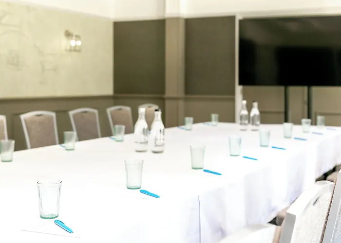 Cedar Court 酒店 4*