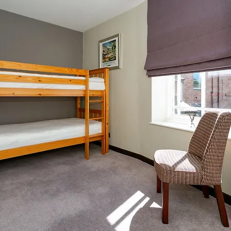 ホテル Cedar Court 4*